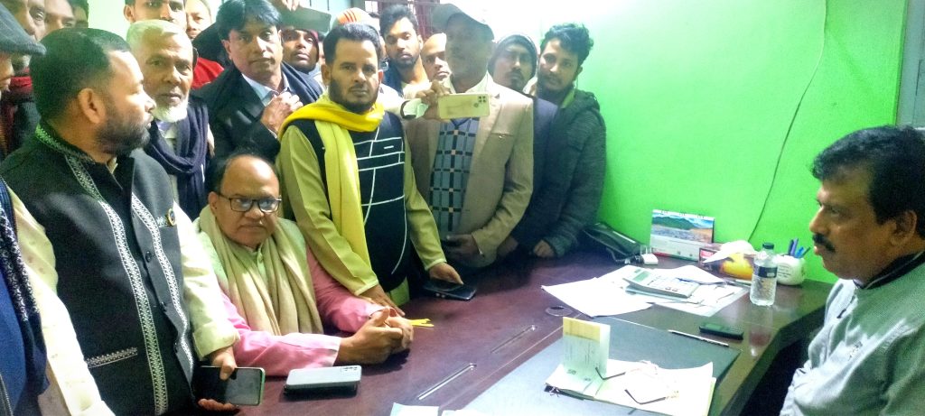 হোমনায় নবনির্বাচিত এমপির নির্দেশে সাবরেজিস্ট্রি অফিসের ‘সেরেস্তা’ বন্ধ