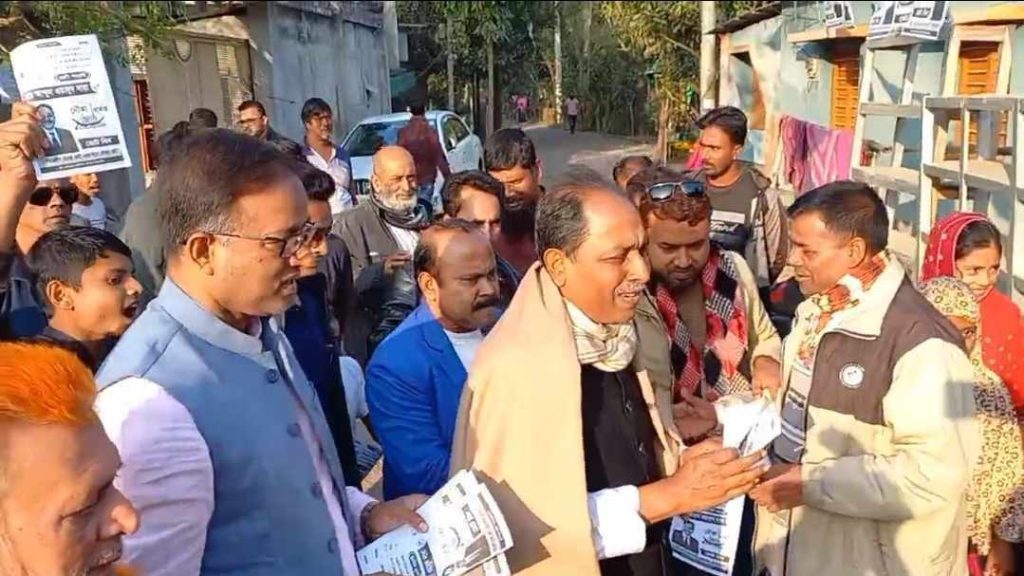 পুঠিয়ার ঝলমলিয়ায় নৌকার মাঝি আব্দুল ওয়াদুদ দারার গণসংযোগ