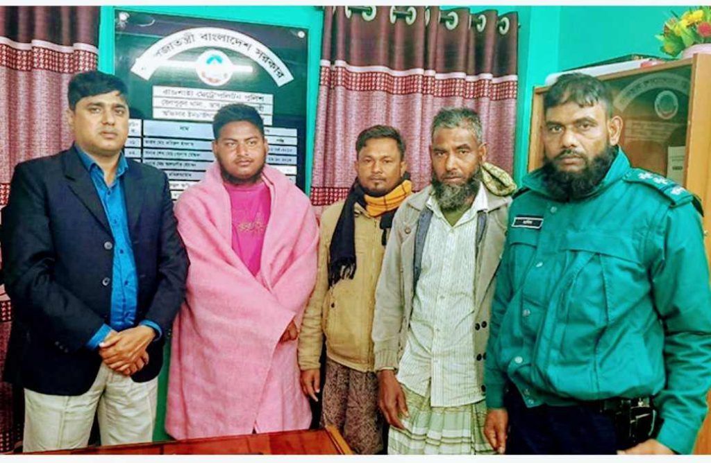 স্মৃতি হারানো যুবককে পরিবারের কাছে ফিরিয়ে দিল বেলপুকুর থানা