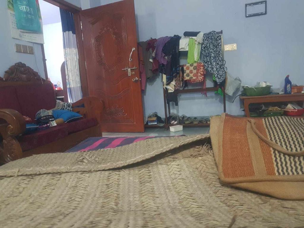 পুঠিয়ায় মুক্তিযোদ্ধার বাসায় অ’স্ত্র ঠেকিয়ে ডা’কাতি