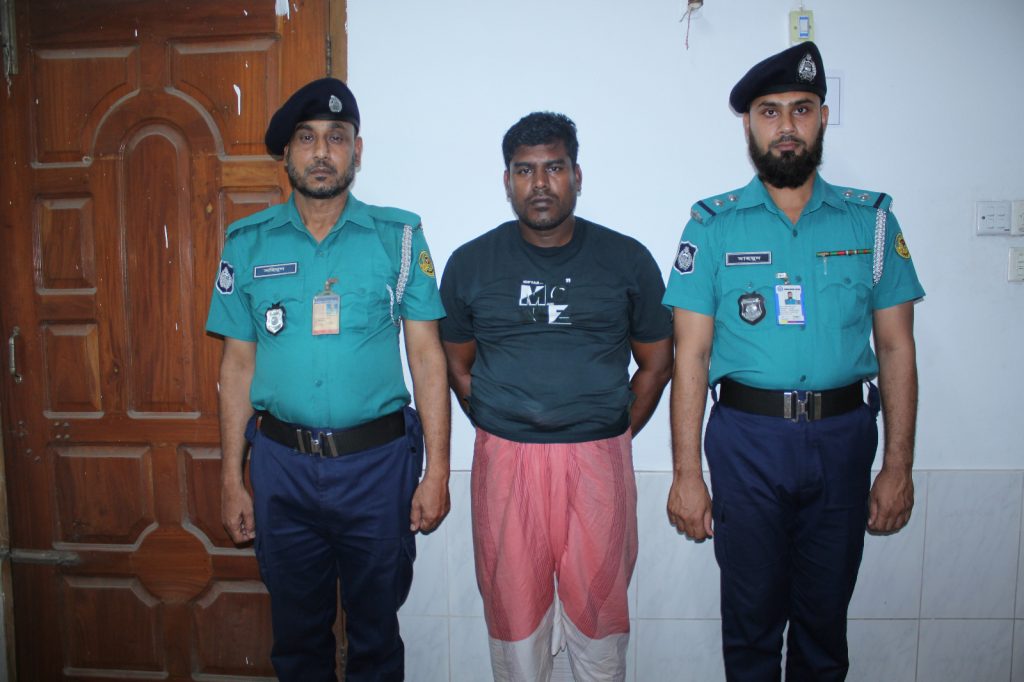 কেএমপি’র হরিণটানা থানা পুলিশের অভিযানে নগদ ৮ লাখ ৯৫ হাজার টাকা উদ্ধারসহ চো’র চক্রের ১ সদস্য গ্রেফতার