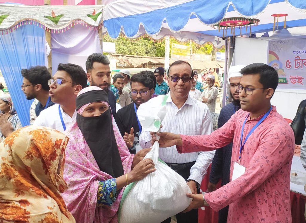 খুলনায় সামাজিক স্বেচ্ছাসেবী সংগঠন (ডাব্লিউএবি) এর “৫ টাকায় রমজানের বাজার” বিতরণ অনুষ্ঠানে কেএমপি’র পুলিশ কমিশনার