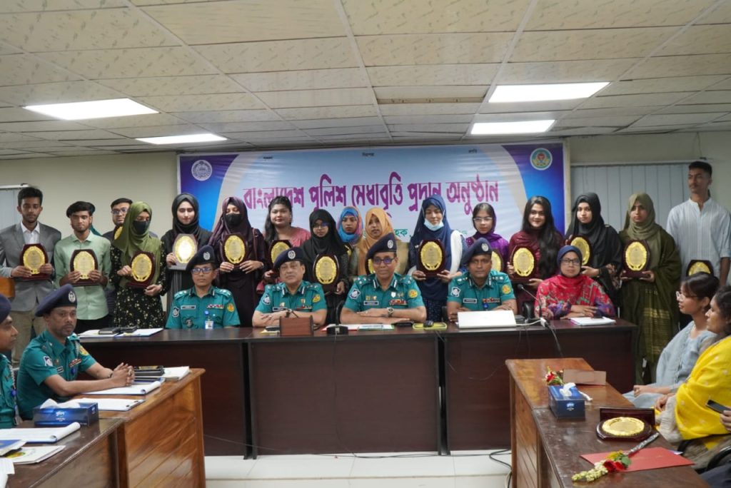 বাংলাদেশ পুলিশ হেডকোয়ার্টার্স কর্তৃক প্রদত্ত মেধাবৃত্তি প্রদান অনুষ্ঠানে কেএমপি’র কমিশনার