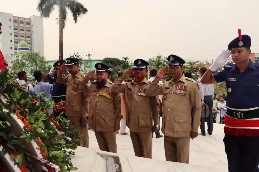 জাতির পিতার প্রতিকৃতিতে খুলনা রেলওয়ে জেলা পুলিশ সুপারের শ্রদ্ধা নিবেদন