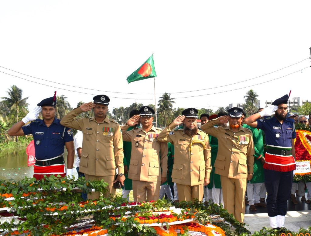 মহান স্বাধীনতা ও জাতীয় দিবসে সকল শহিদের প্রতি গভীর শ্রদ্ধা ও পুষ্পস্তবক অর্পণ করলেন খুলনা জেলা রেলওয়ে পুলিশ সুপার