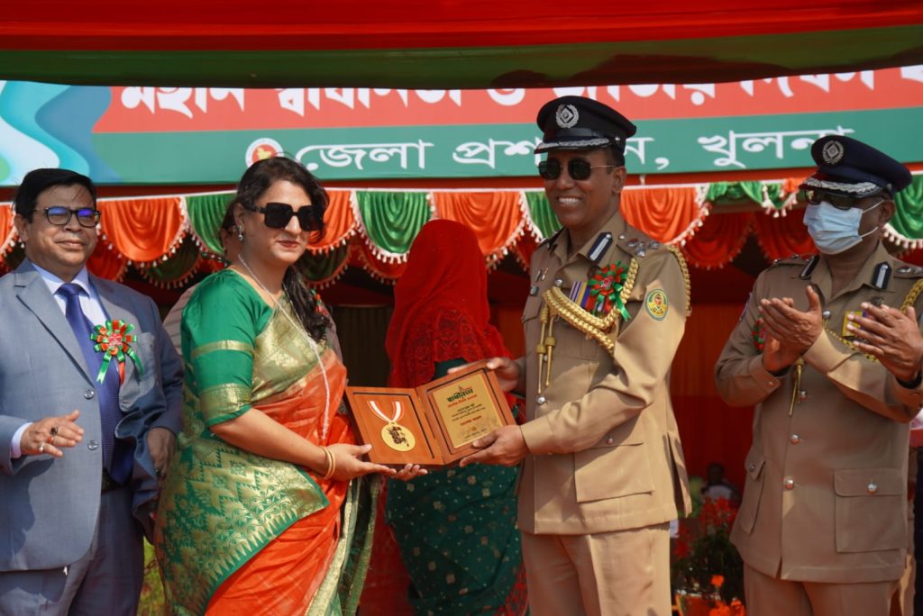 মহান স্বাধীনতা ও জাতীয় দিবসে কুচকাওয়াজ এর শুভ উদ্বোধন এবং অভিবাদন গ্রহণ অনুষ্ঠানে কেএমপি’র পুলিশ কমিশনার