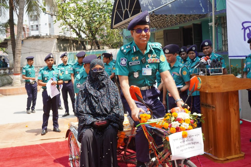 ভ্যান হারানো শারীরিক প্রতিবন্ধী মোঃ মিজানুর রহমান মিন্টু’কে নতুন ভ্যান উপহার দিলেন কেএমপি’র পুলিশ কমিশনার