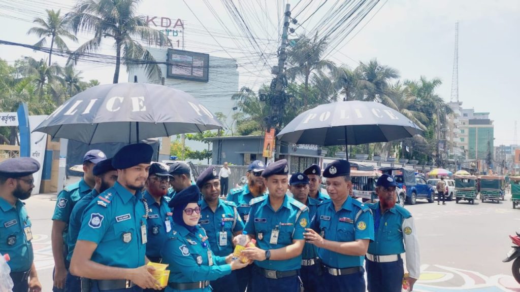 প্রচণ্ড দাবদাহে খুলনা মেট্রোপলিটন পুলিশ কমিশনার এর উদ্যোগ