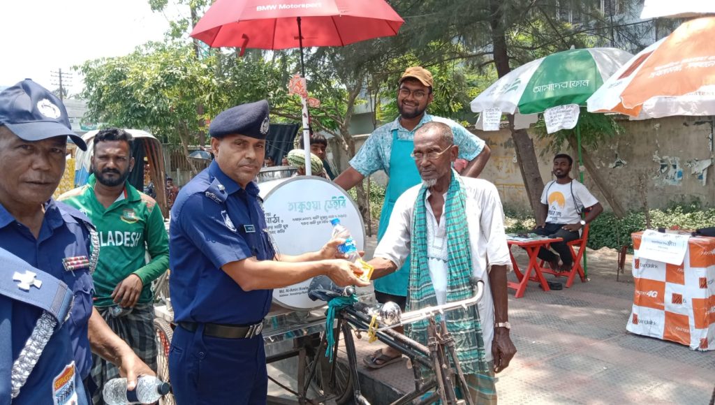 খুলনা রেলওয়ে পুলিশ সুপারের উদ্যোগে বিশুদ্ধ খাবার পানি ও খাবার স্যালাইন বিতরণ