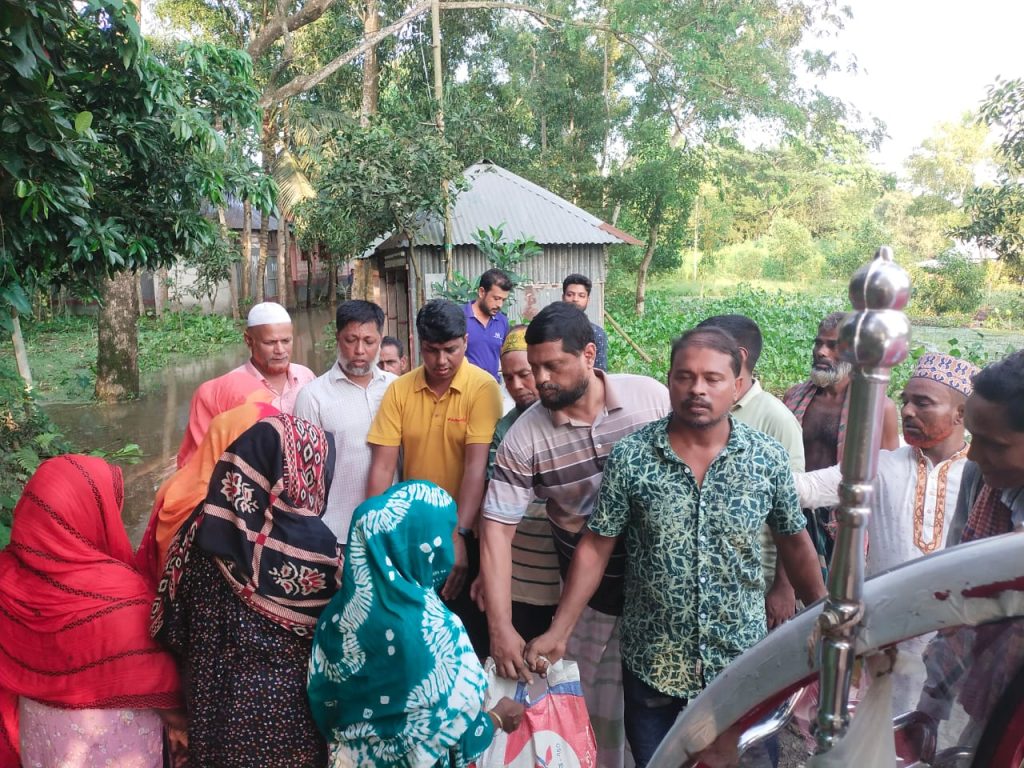 ব্রাহ্মণপাড়ায় যুবকদের উদ্যোগে বন্যার্তদের মাঝে ভালোবাসার উপহার বিতরণ