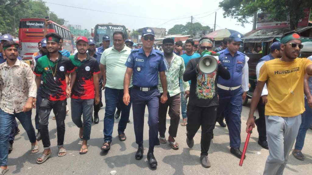 পুঠিয়ার সড়কে ফিরছে ট্রাফিক পুলিশ