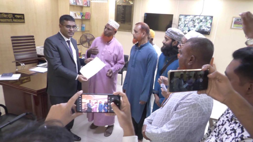 পিলখানা হ’ত্যাকাণ্ডে চাকুরিচ্যুত বিডিআর সদস্যদের চাকুরি পুনর্বহালের দাবিতে স্মারকলিপি প্রদান