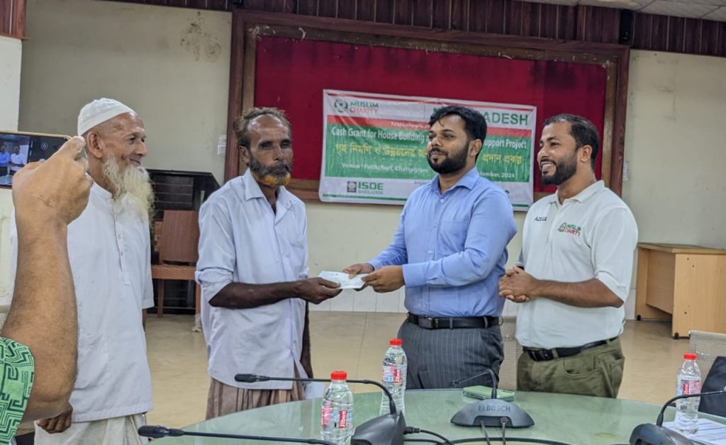 ফটিকছড়িতে আইএসডিই বাংলাদেশের উদ্যোগে বন্যাদুর্গত ও দরিদ্রদের মাঝে গৃহ নির্মাণ সহায়তা প্রদান