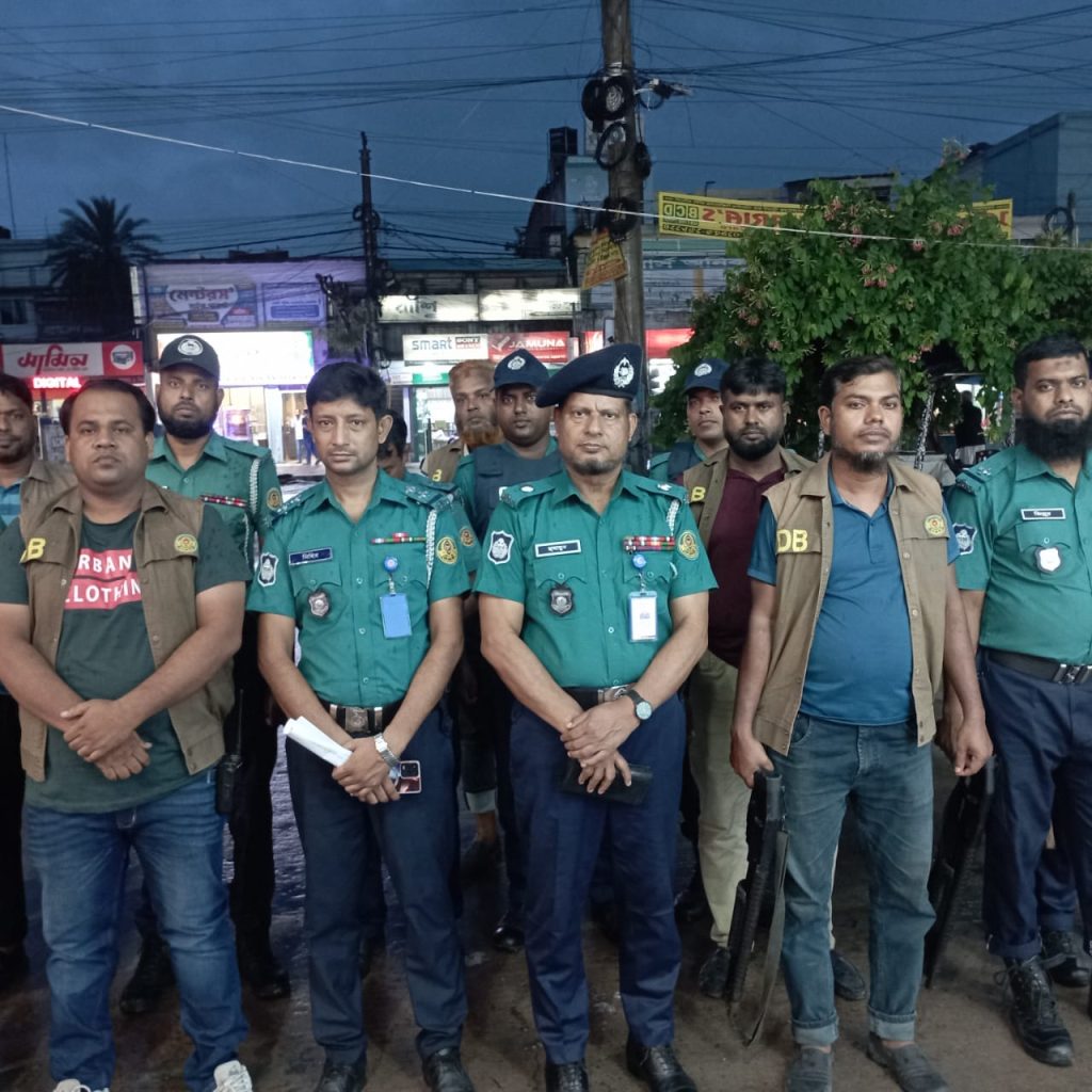 খুলনা মহানগরীর আইন-শৃঙ্খলা সমুন্নত রাখতে পুলিশের বিশেষ অভিযান ও জনসাধারণের সঙ্গে শুভেচ্ছা বিনিময়