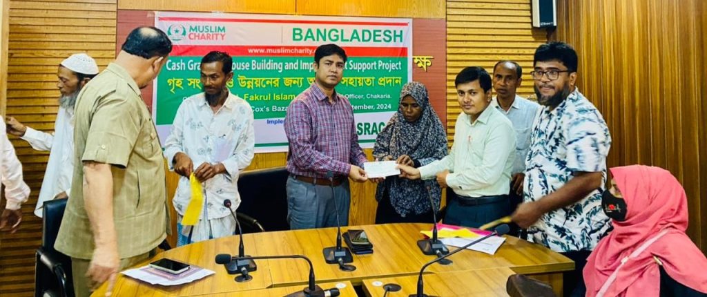 চকরিয়াতে আইএসডিই বাংলাদেশের উদ্যোগে দরিদ্রদের মাঝে গৃহ নির্মাণ ও সংস্কারে নগদ সহায়তা বিতরণ
