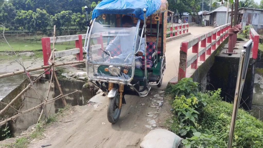 পঞ্চগড়ে সেতুর সংযোগ সড়ক ভেঙ্গে যাওয়ায় ঝুঁকি নিয়ে চলাচল করছে মানুষ ও যানবাহন