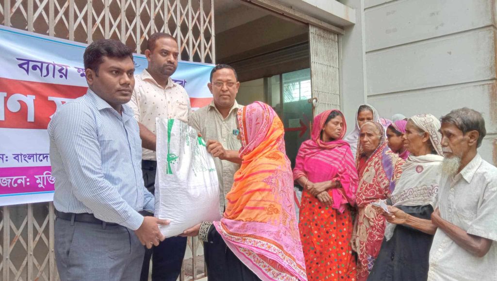 ঝিনাইগাতীতে বন্যায় ক্ষতিগ্রস্তদের মাঝে ত্রাণ সামগ্রী বিরতণ