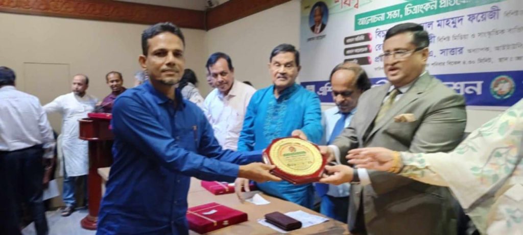 দিঘলিয়া প্রেসক্লাবের সভাপতি নেলসন ম্যাণ্ডেলা অ্যাওয়ার্ড পাওয়ায় প্রেসক্লাবের পক্ষ থেকে শুভেচ্ছা