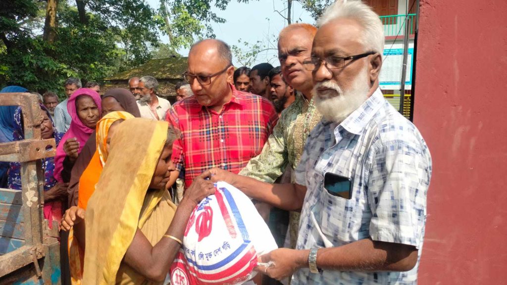 এপেক্স ক্লাব অব জামালপুরের উদ্যোগর বন্যার্তদের মাঝে ত্রাণসামগ্রী বিতরণ