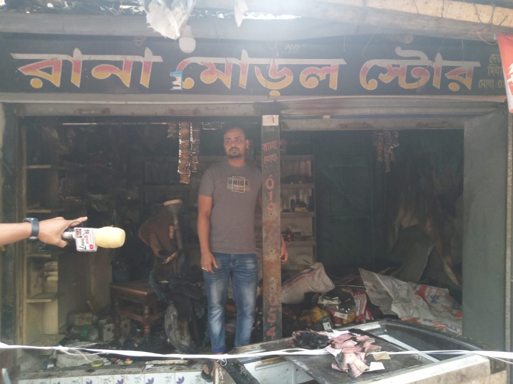 দিঘলিয়ার মুদি দোকানে আ’গুন, ১৩ লাখ টাকার ক্ষয়ক্ষতি