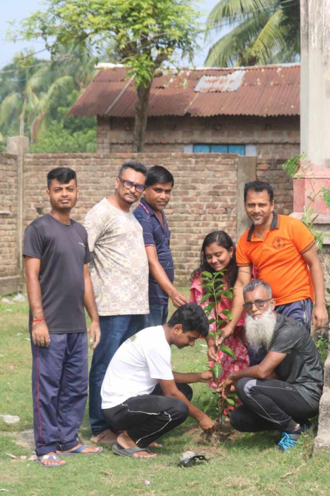 দিঘলিয়ায় হিন্দু সমাজ কল্যাণ পরিষদ ও আলোর মিছিলের উদ্যোগে বৃক্ষরোপণ