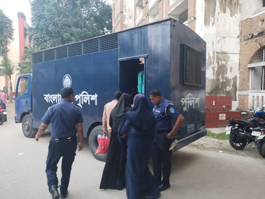 পঞ্চগড়ে বিচারককে জু’তা নি’ক্ষেপ করার অপরাধে এক নারী আসামীর ২ মাসের কারাদণ্ড