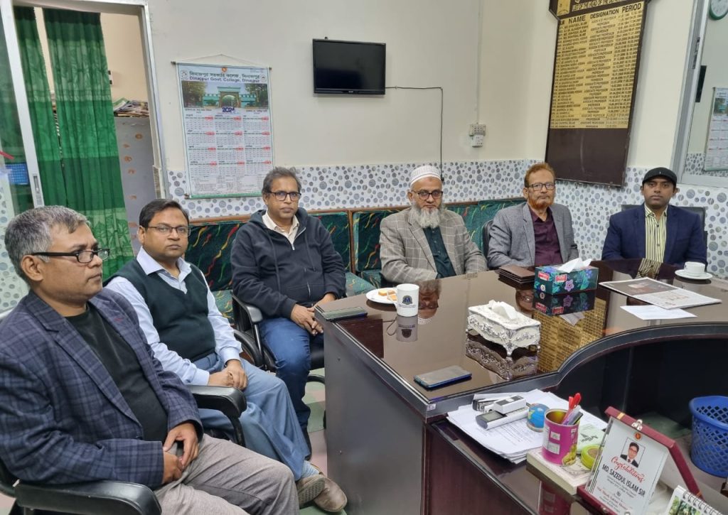 দিনাজপুর সরকারি কলেজে আন্ত:ক্যাডার বৈষম্য নিরসন পরিষদের কলম বিরতি