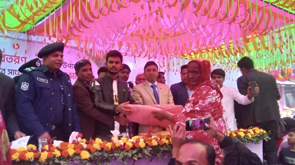 জলঢাকায় শীতার্তদের মাঝে কম্বল বিতরণ করেলেন উপদেষ্টা আসিফ মাহমুদ