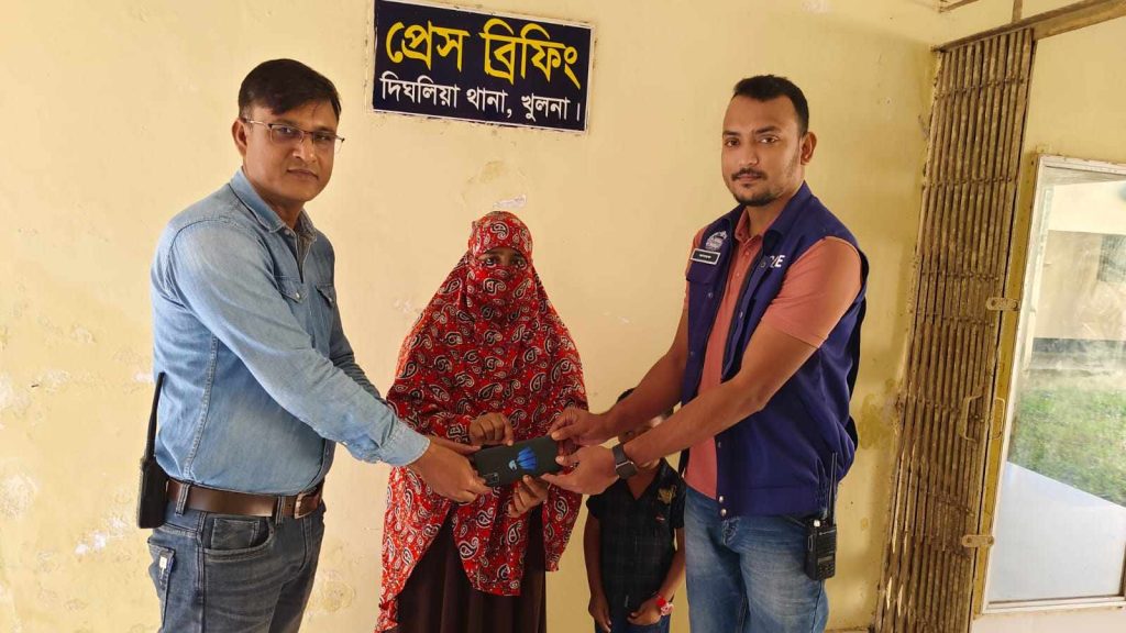 দিঘলিয়ায় হারানো মোবাইল উদ্ধারপূর্বক প্রকৃত মালিককে হস্তান্তর 