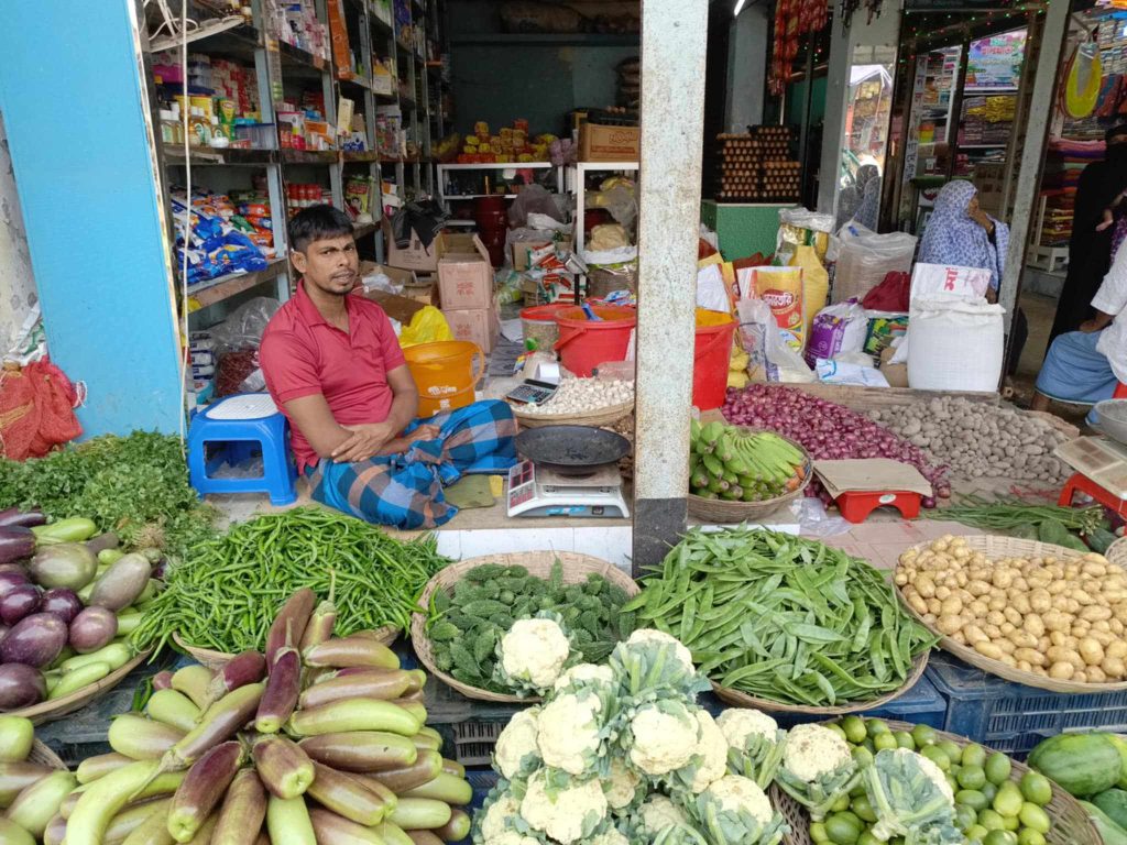 ঝিনাইগাতীতে সবজির বাজার উর্ধ্বগতি, হিমসিম খাচ্ছে খেটে খাওয়া মানুষ
