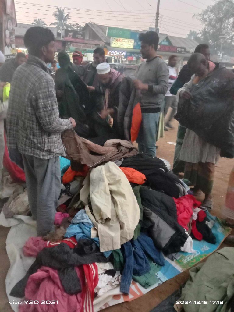 ঝিনাইগাতীতে শীতের তীব্রতায় পুরনো গরম কাপড় কেনার ধুম