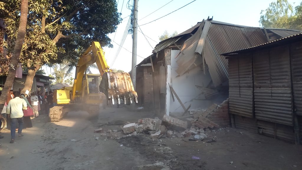পঞ্চগড়ে অবৈধ স্থাপনা গু*ড়িয়ে দিল জেলা প্রশাসন