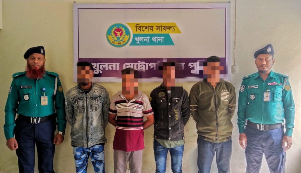 কেএমপির সদর থানা পুলিশের অভিযানে চো*রাই ইজিবাইকসহ ৪ চো*র আটক