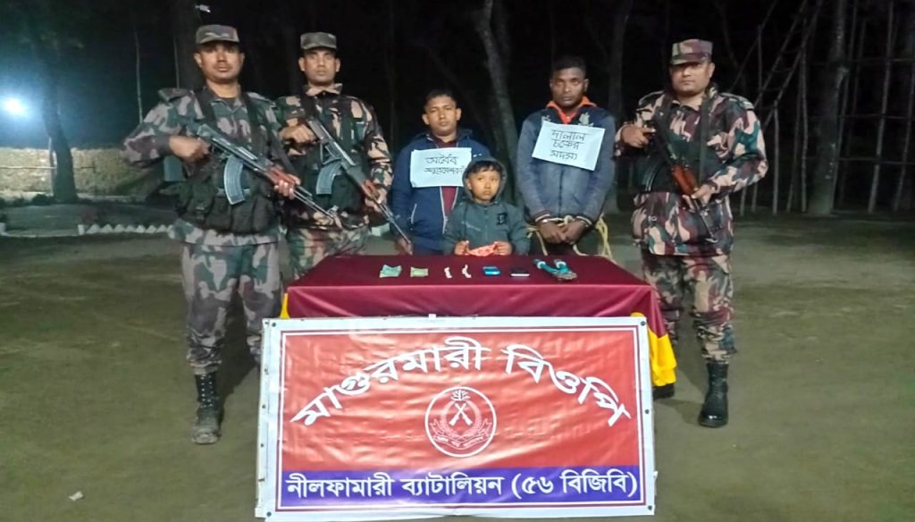 পঞ্চগড় সীমান্তে এক দালালসহ ৩ বাংলাদেশি আটক