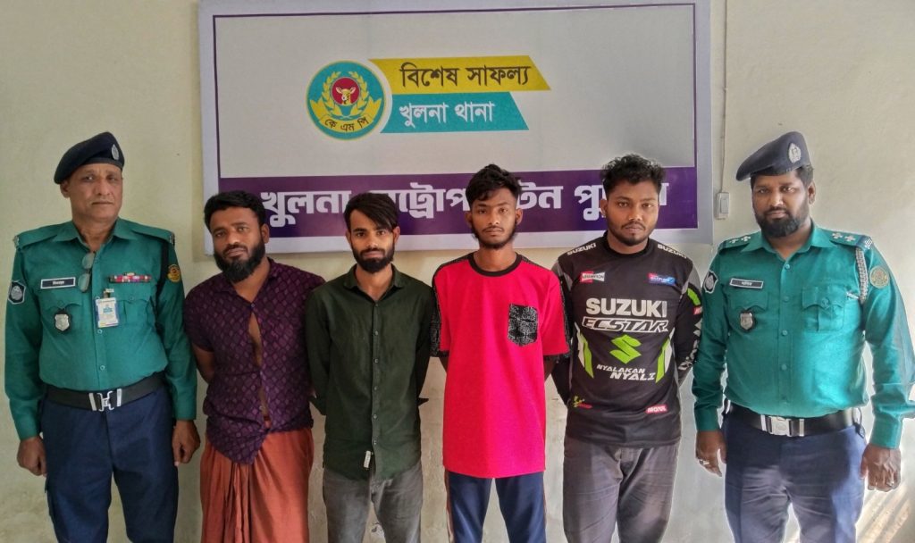 কেএমপির অভিযানে ১০ কেজি গাঁজাসহ ৪ কারবারি আটক