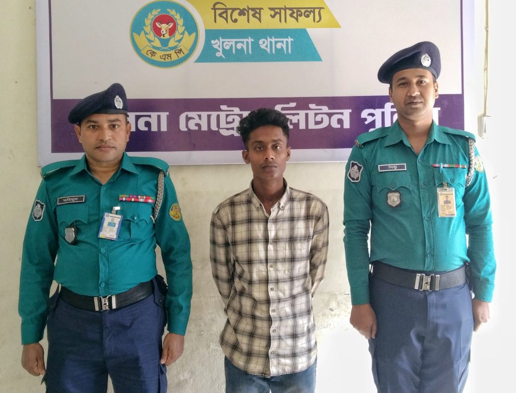 খুলনা সদর থানা পুলিশের অভিযানে ছি*নতাই হওয়া মোটরসাইকেল ও মোবাইলসহ ছিন*তাইকারী আটক