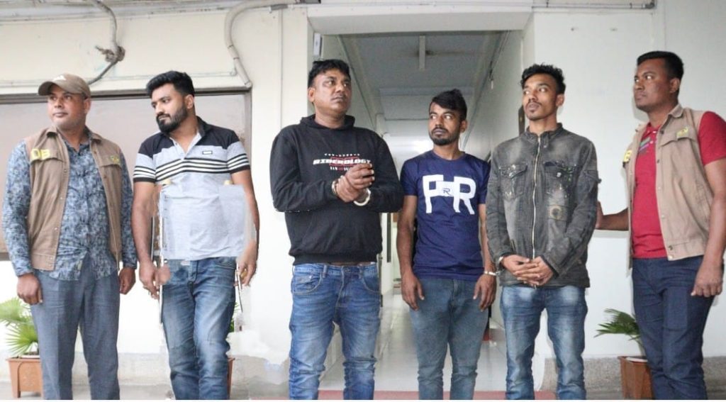 খুলনা মহানগরীর তালিকাভূক্ত ৪ শীর্ষ স*ন্ত্রাসী গ্রেফতার