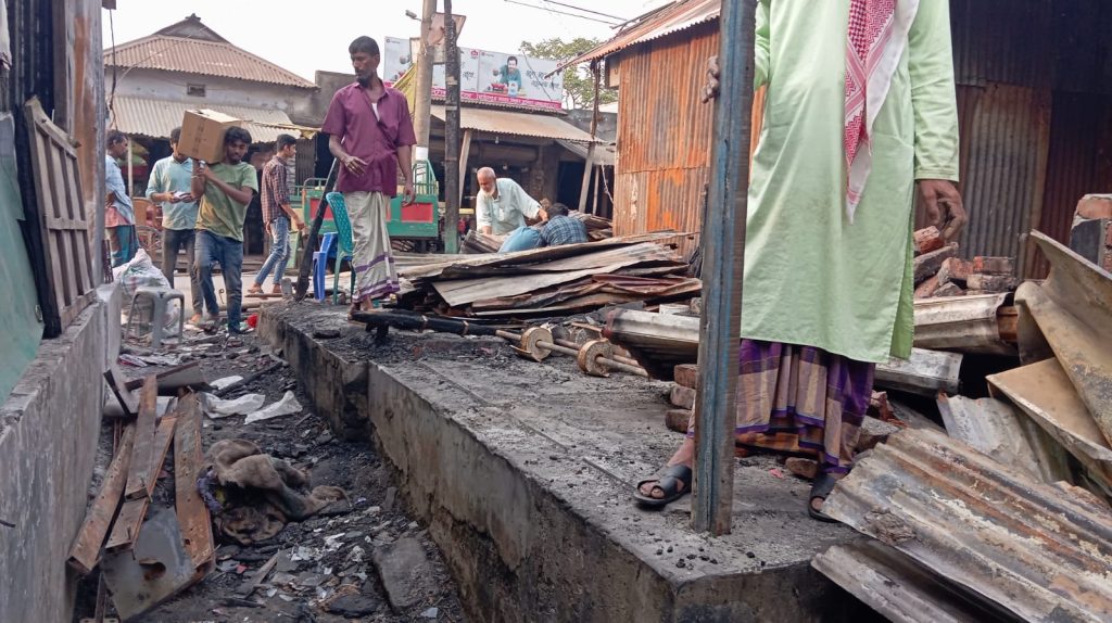 তিতাসের দাসকান্দিতে ফখরুল পোল্ট্রি খামারে আ*গুন দিয়েছে দু*র্বৃত্তরা