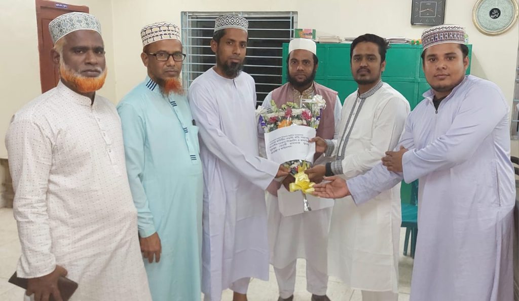 চান্দেরচর দারুল ইসলাম আলিম মাদ্রাসার নবগঠিত কমিটির সভাপতি কে ফুলেল শুভেচ্ছা