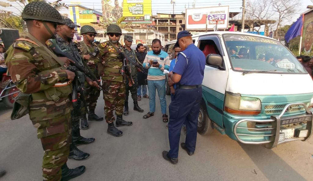 সড়কে নিরাপত্তা নিশ্চিত করতে পঞ্চগড়ে যৌথ বাহিনীর অভিযান