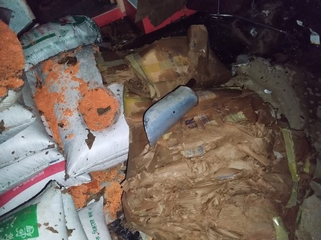 পুঠিয়া পৌরসভা ভবনে অগ্নি’কাণ্ডে পুড়ে গেল টিসিবির পণ্য