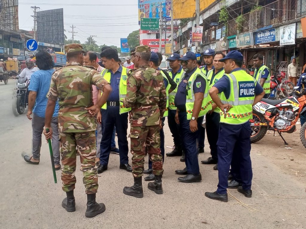 পুঠিয়ায় যৌথ বাহিনীর চেকপোস্টে ২৫ গাড়ীর জরিমানা
