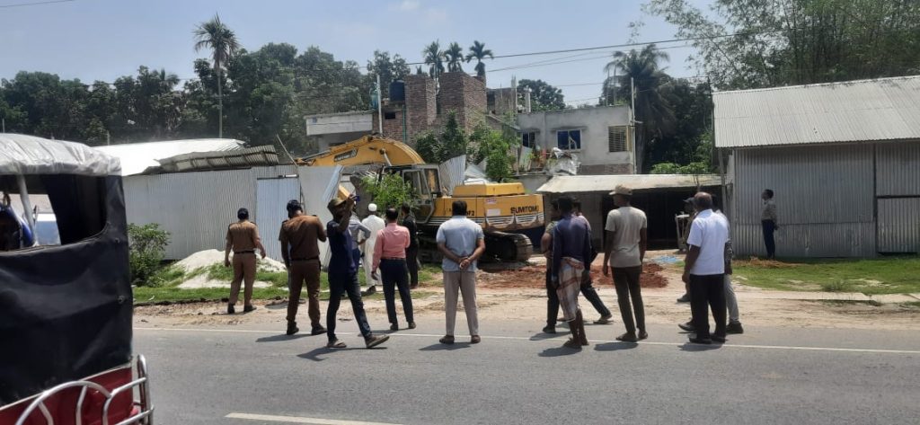 বানেশ্বরে সড়ক ও জনপদের জায়গায় অবৈধ স্থাপনা উচ্ছেদ