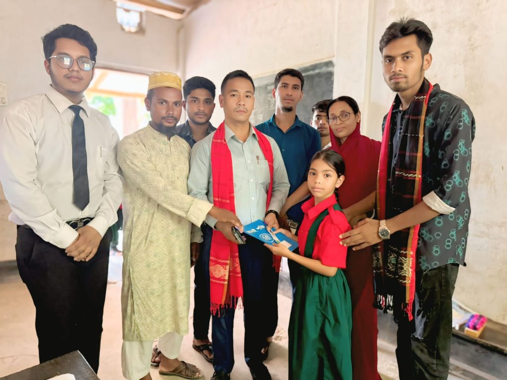 খাগড়াছড়িতে অসহায় ও গরিব শিক্ষার্থীদের পাশে দাঁড়ালো বিশ্ব গণমানুষের সেবা ফাউন্ডেশন