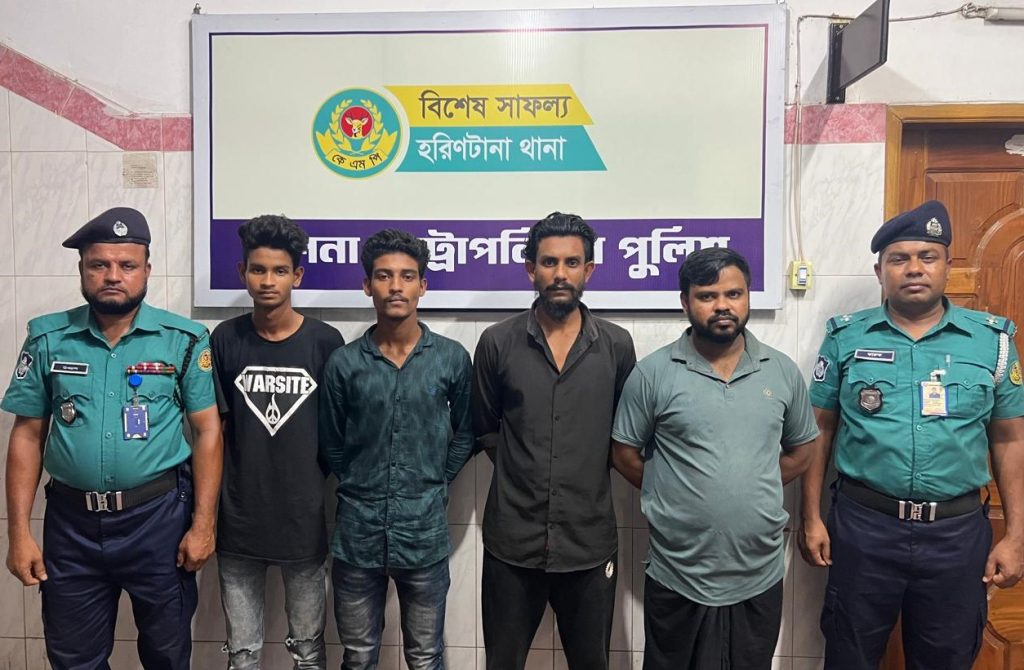 কেএমপির হরিণটানা থানা পুলিশের অভিযানে অ*স্ত্র ও মালামালসহ ৪ ছি*নতাইকারী গ্রেফতার