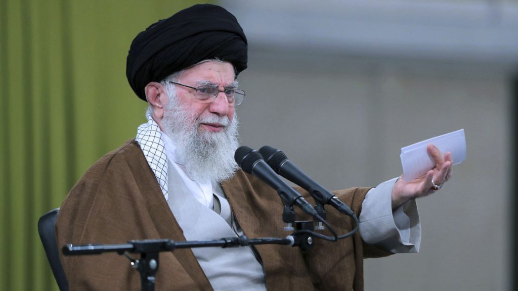 কে এই আয়াতুল্লাহ আলী খামেনি