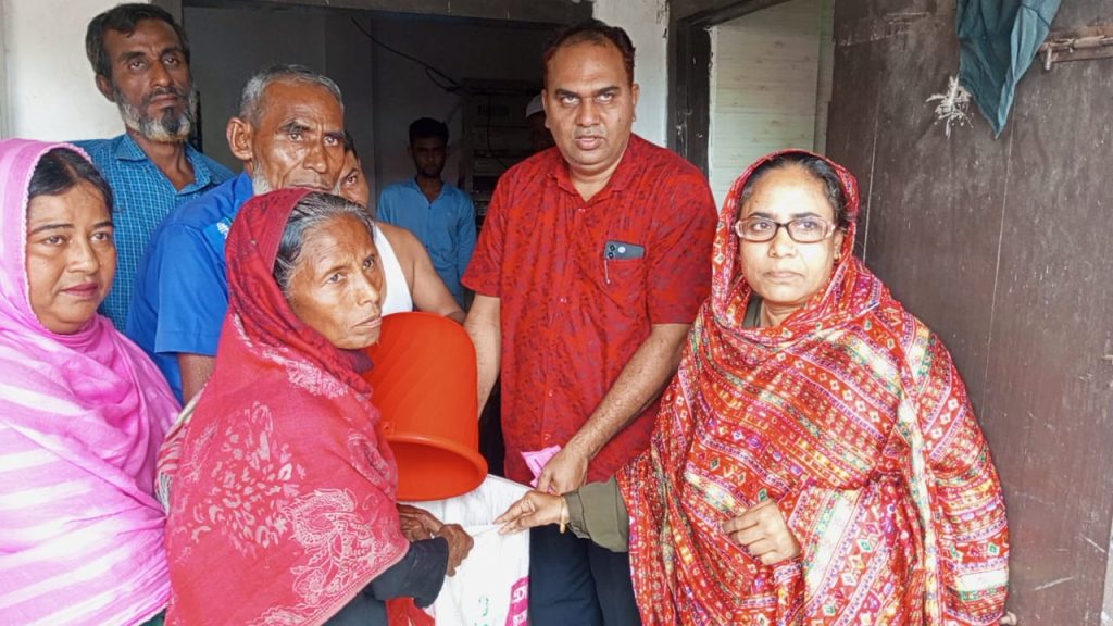 ঈদ-উল-আযহা উপলক্ষে বিন্নাটী ইউনিয়নে বিনামূল্যে  ভিজিএফ এর চাল বিতরণ