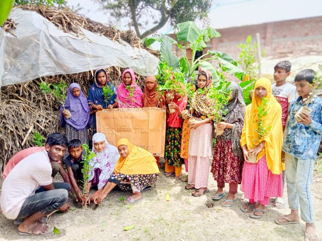 বীরগঞ্জে হতদরিদ্র শিশুদের মাঝে গাছের চারা বিতরণ