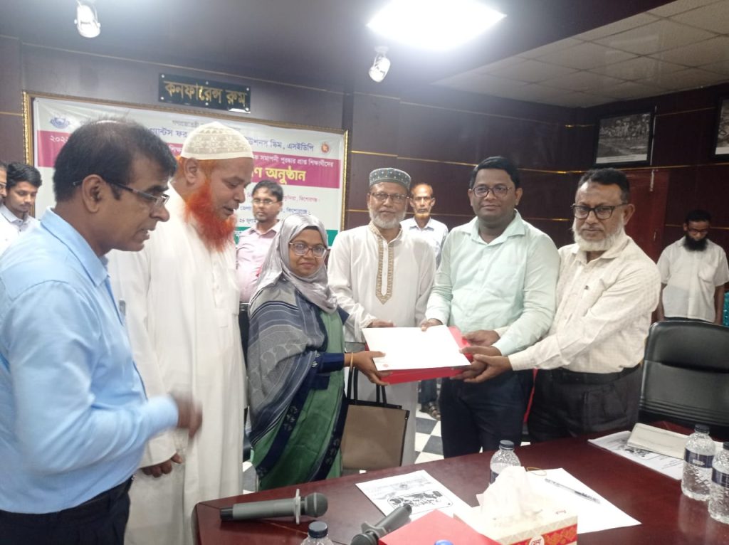 পাকুন্দিয়ায় শ্রেষ্ঠ শিক্ষার্থীদের মাঝে ক্রেস্ট ও সার্টিফিকেট বিতরণ