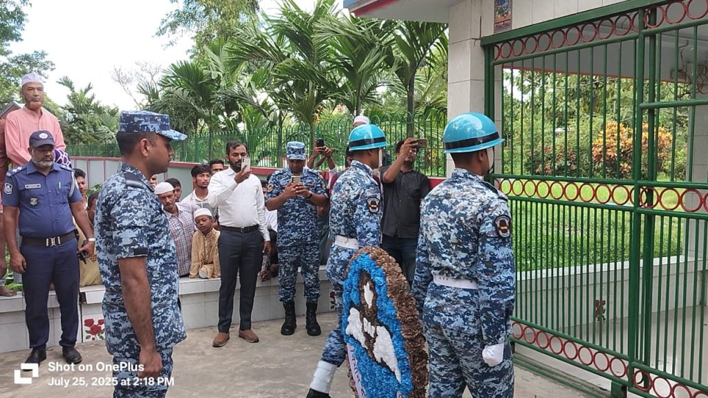 মাইলস্টোন কলেজে বিমান দুর্ঘটনায় নিহত শিক্ষিকার সমাধি পরিদর্শনে বিমান বাহিনী ও বিএনপির নেতৃবৃন্দ